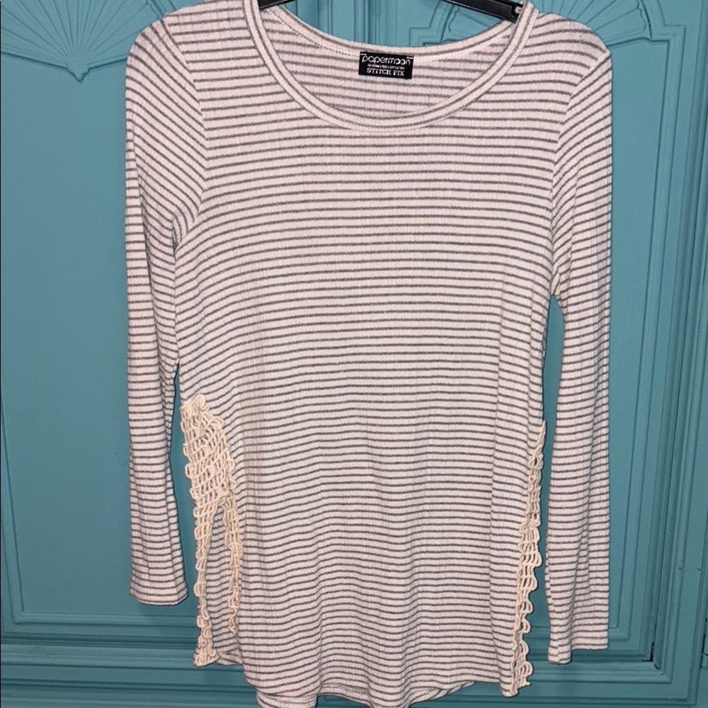 BOGO 🌸🌼 Papermoon Cream & gray  Top Stitchfix crocheted side slits